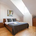 Liberty Penthouse Three-Bedroom Apartment - By Lu Holidays