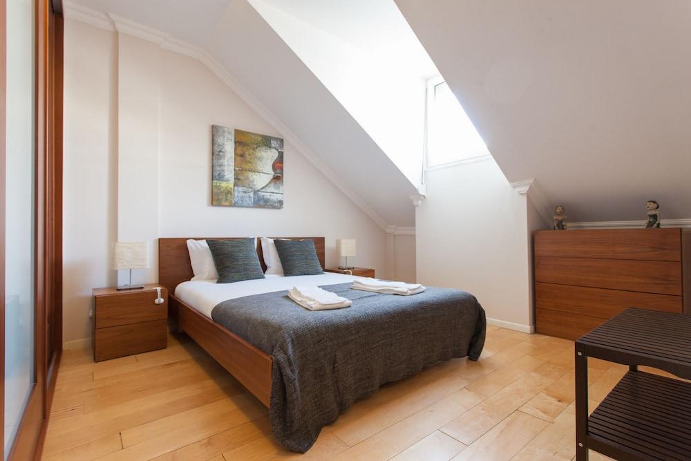 Liberty Penthouse Three-bedroom - By Lu Holidays Apartment